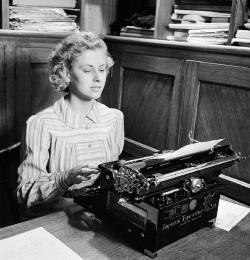 Iris_Joyce_at_work_on_her_typewriter_in_an_office_prior_to_joining_the_Women's_Land_Army_in_1942._D8792