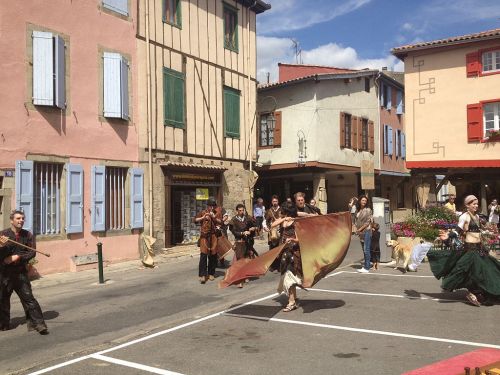 1024px-Dancers_in_Mirepoix