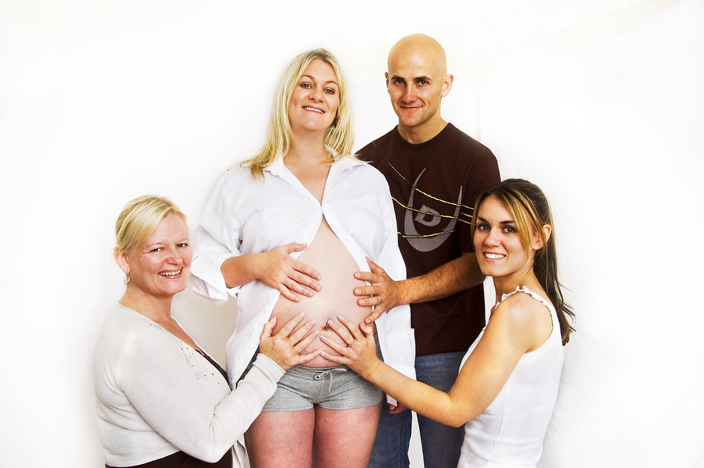 famille avec enfant en route