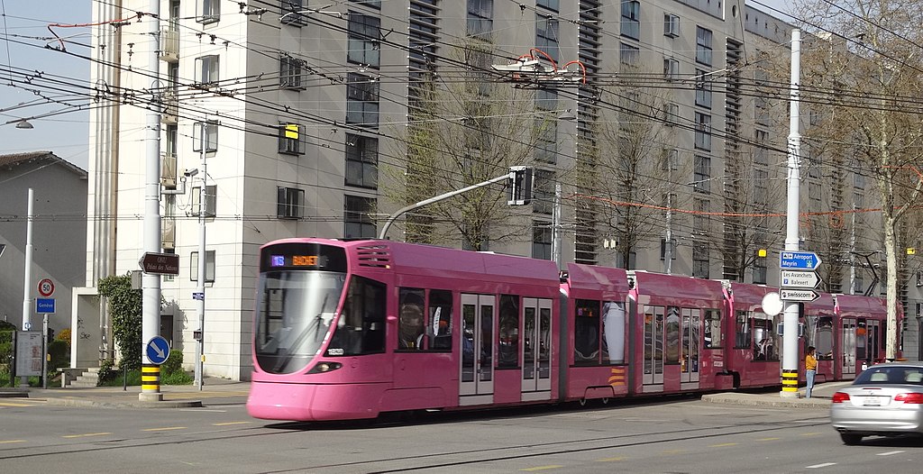 1024px-art26tram-monochromerose-bouchet