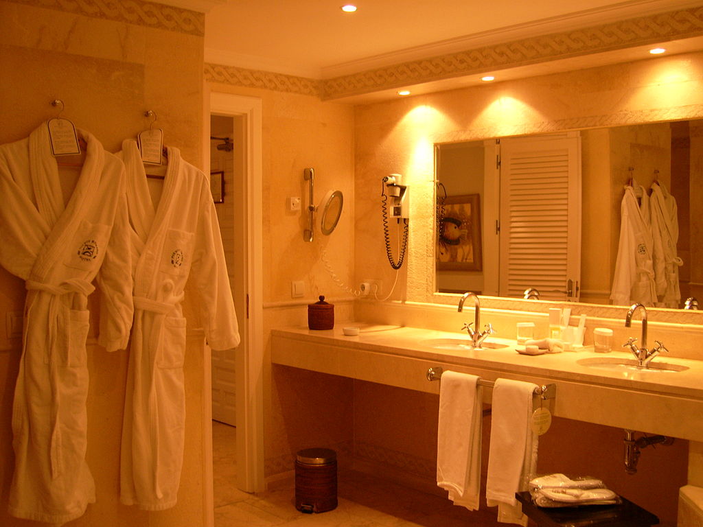 1024px-hotel_suite_-_bathroom