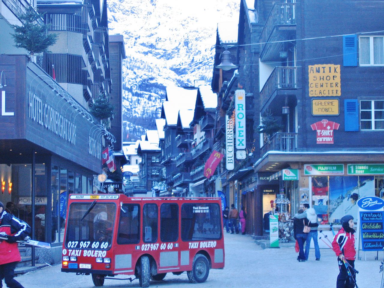1280px-die_bahnhofstrac39fe_in_zermatt_im_jahr_2007_-_panoramio