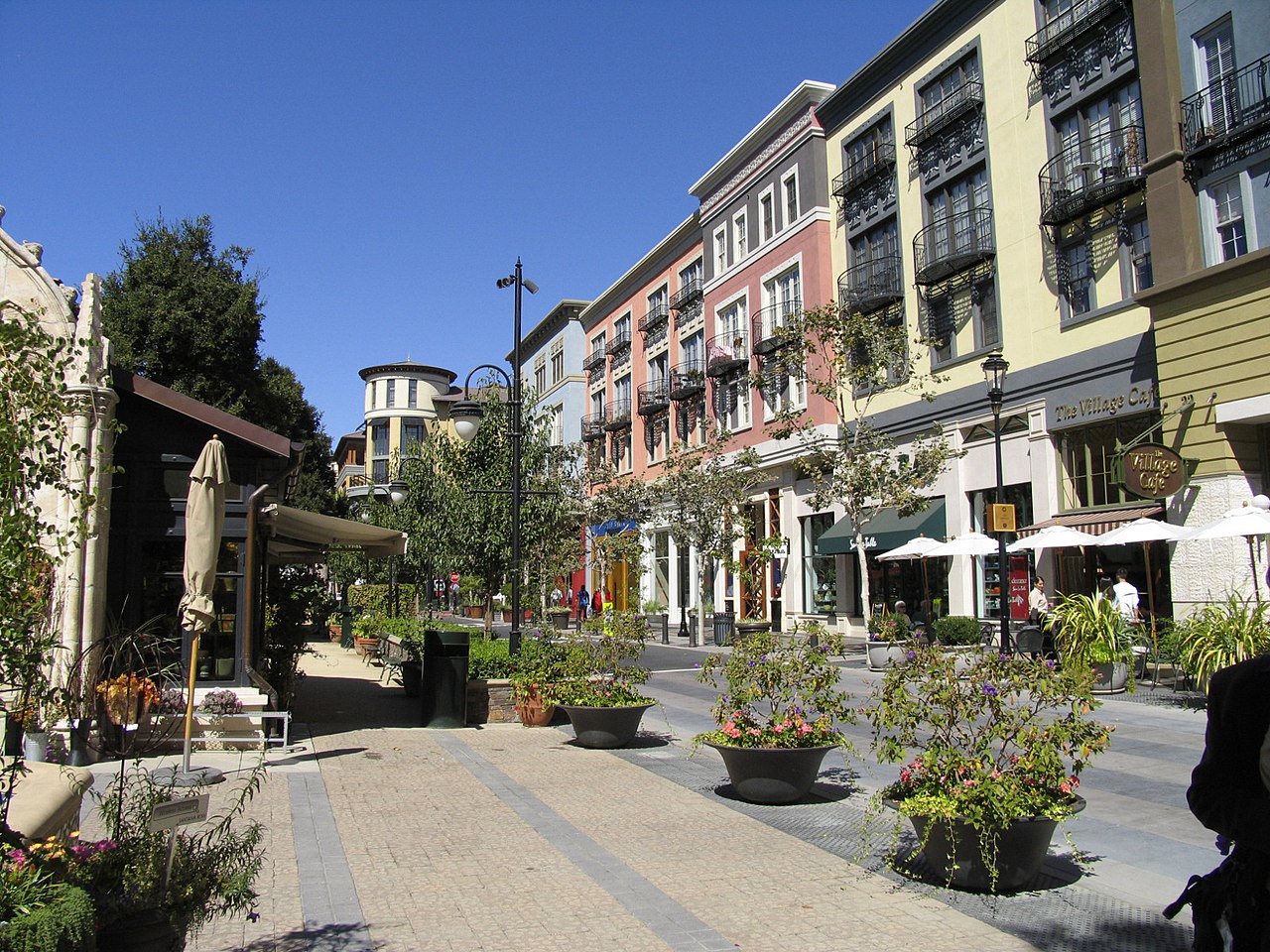 1280px-santana_row_2853464284429